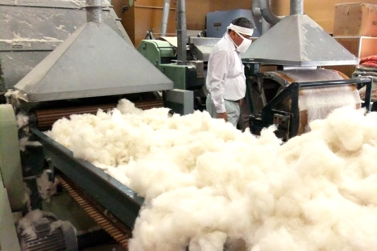 専用機械による綿の加工のイメージ